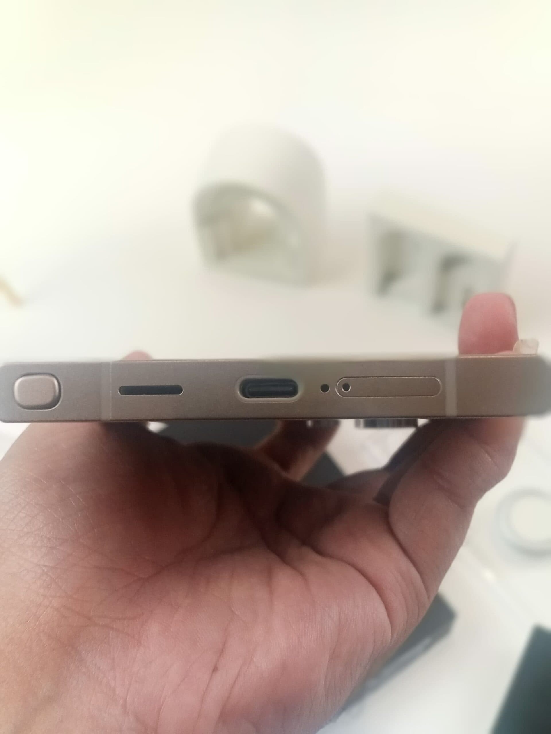 Tampilan Rangka Galaxy S24 Ultra dari bawah