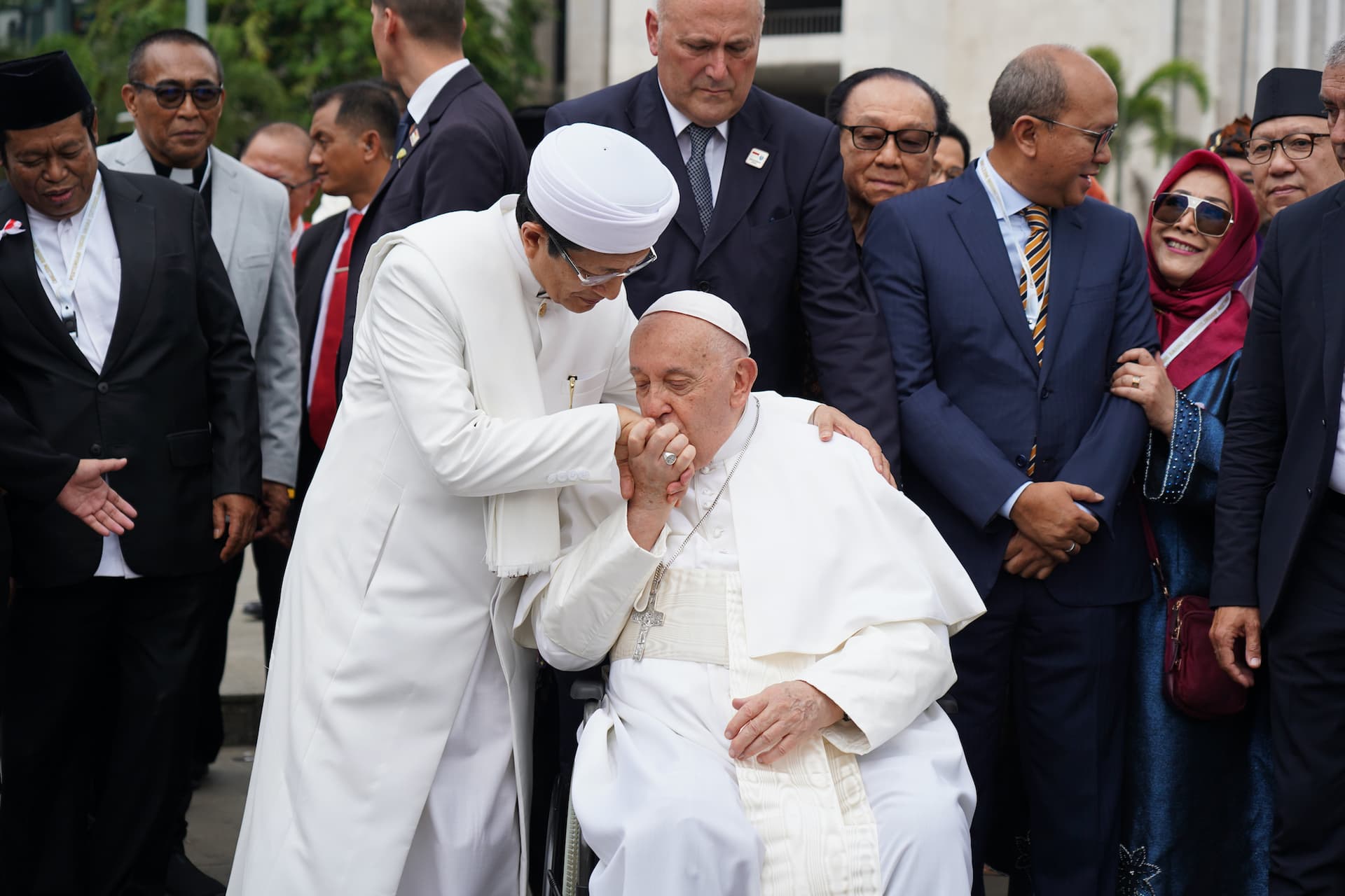 Paus Mencium Tangan Imam Beasr
