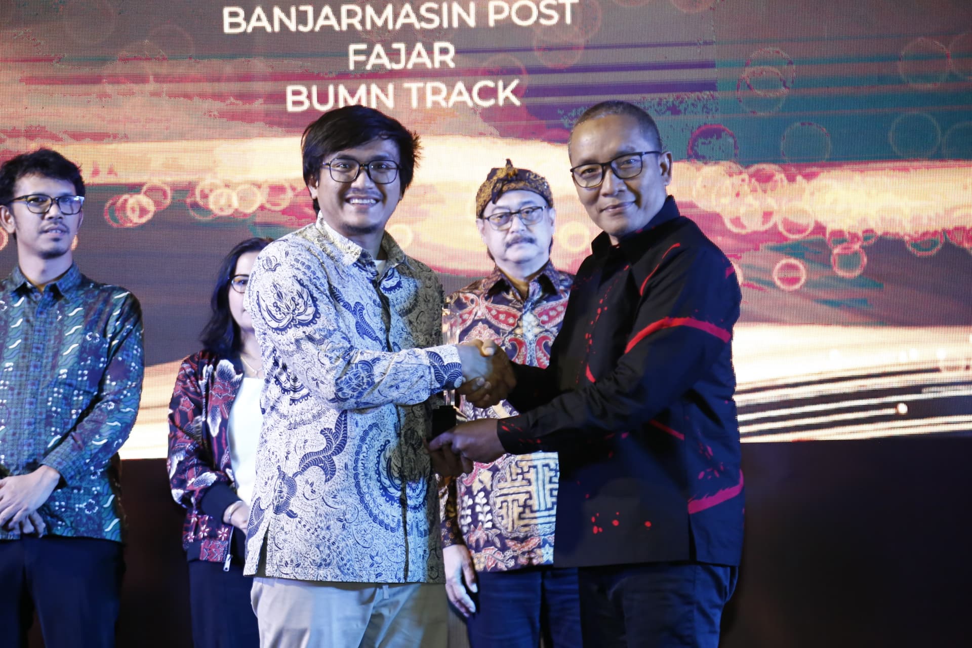 Editor in Chief Marketeers, Muhammad Perkasa Al Hafiz, saat menerima penghargaan di SPS Award 2025 